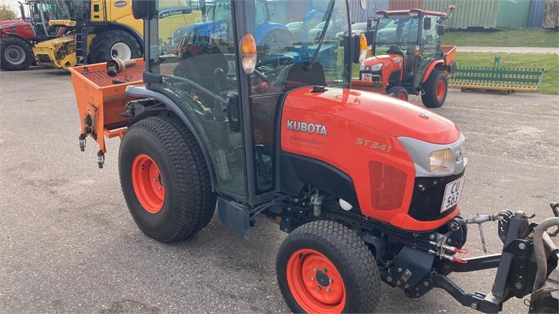Kubota ST341 inkl. 150 cm kost og udlægger - Трактор за комунални дейности: снимка 4 Kubota ST341 inkl. 150 cm kost og udlægger - Трактор за комунални дейности: снимка 4