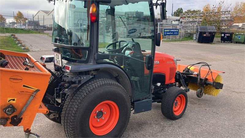 Kubota ST341 inkl. 150 cm kost og udlægger - Трактор за комунални дейности: снимка 5 Kubota ST341 inkl. 150 cm kost og udlægger - Трактор за комунални дейности: снимка 5
