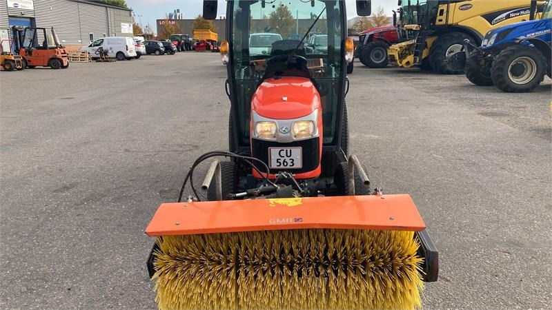 Kubota ST341 inkl. 150 cm kost og udlægger  - Трактор за комунални дейности: снимка 3 Kubota ST341 inkl. 150 cm kost og udlægger  - Трактор за комунални дейности: снимка 3