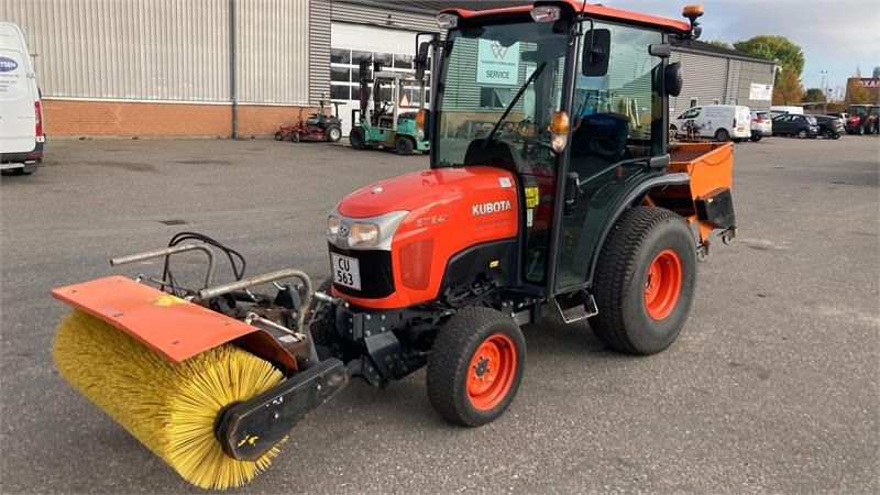 Kubota ST341 inkl. 150 cm kost og udlægger  - Трактор за комунални дейности: снимка 1 Kubota ST341 inkl. 150 cm kost og udlægger  - Трактор за комунални дейности: снимка 1