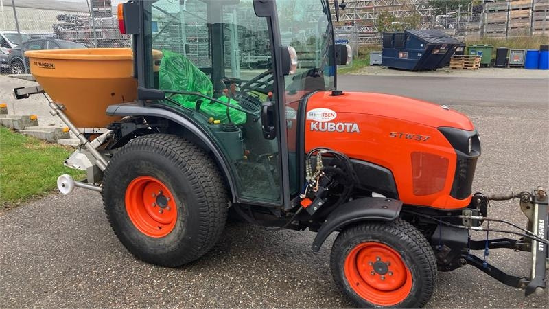 Kubota STW37 Kompakttraktor  - Трактор за комунални дейности: снимка 2 Kubota STW37 Kompakttraktor  - Трактор за комунални дейности: снимка 2