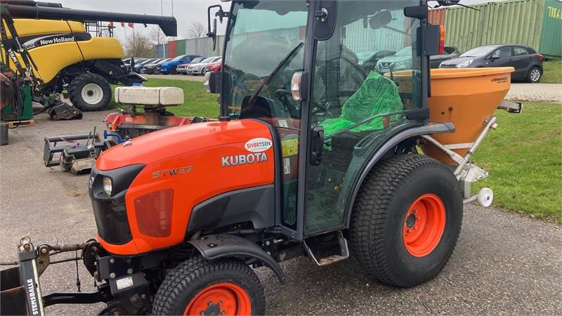 Kubota STW37 Kompakttraktor  - Трактор за комунални дейности: снимка 1 Kubota STW37 Kompakttraktor  - Трактор за комунални дейности: снимка 1
