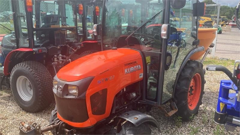 Kubota STW37 Kun 1144 timer STW37 - Трактор за комунални дейности: снимка 2 Kubota STW37 Kun 1144 timer STW37 - Трактор за комунални дейности: снимка 2