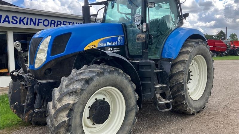 New Holland T7030 - Трактор: снимка 2 New Holland T7030 - Трактор: снимка 2