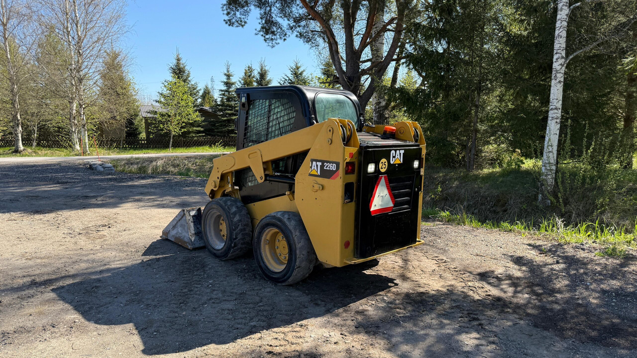 CAT 226D - Мини челен товарач: снимка 3 CAT 226D - Мини челен товарач: снимка 3