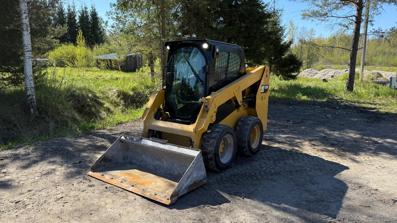 CAT 226D - Мини челен товарач: снимка 1 CAT 226D - Мини челен товарач: снимка 1
