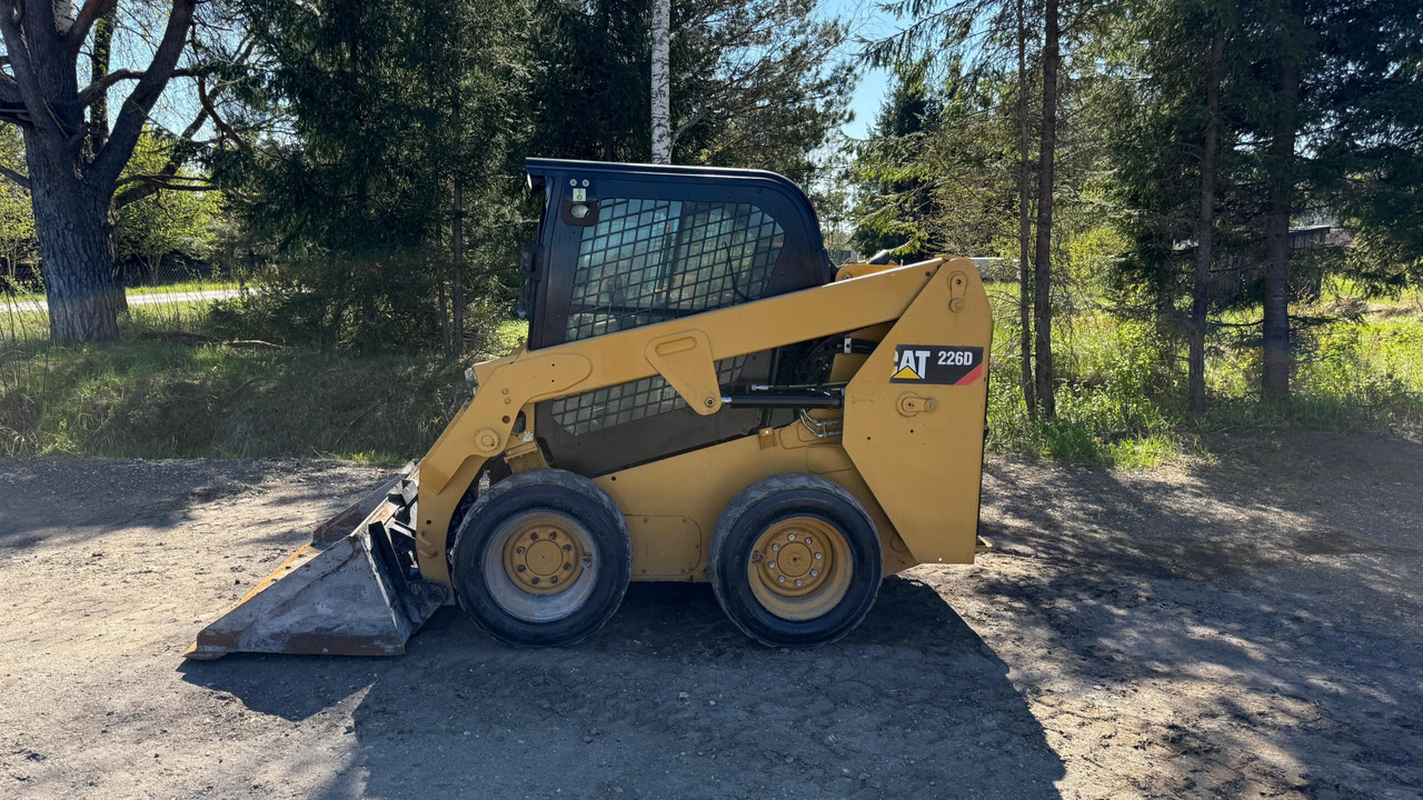 CAT 226D - Мини челен товарач: снимка 2 CAT 226D - Мини челен товарач: снимка 2