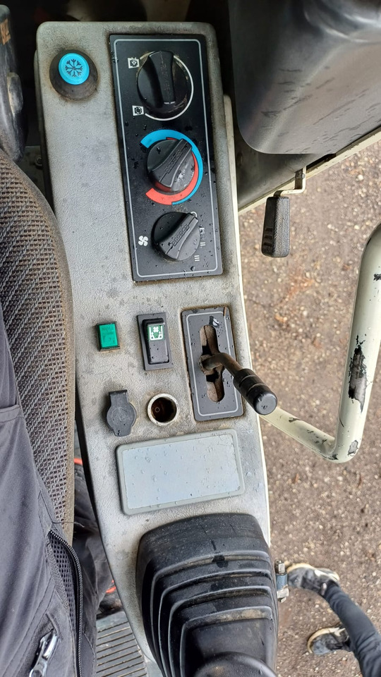 Колесен багер Volvo EW140: снимка 11