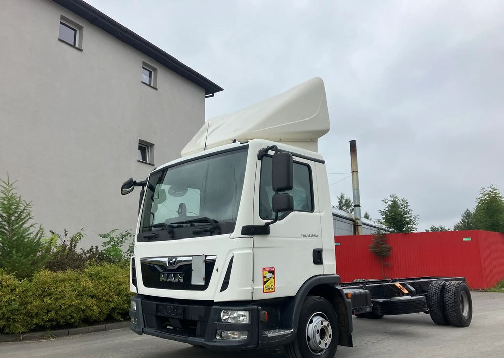 MAN Man TGM 12.250 euro 6 ramo do zabudowy Pomoc drogowa laweta kiper - Шаси кабина: снимка 1 MAN Man TGM 12.250 euro 6 ramo do zabudowy Pomoc drogowa laweta kiper - Шаси кабина: снимка 1