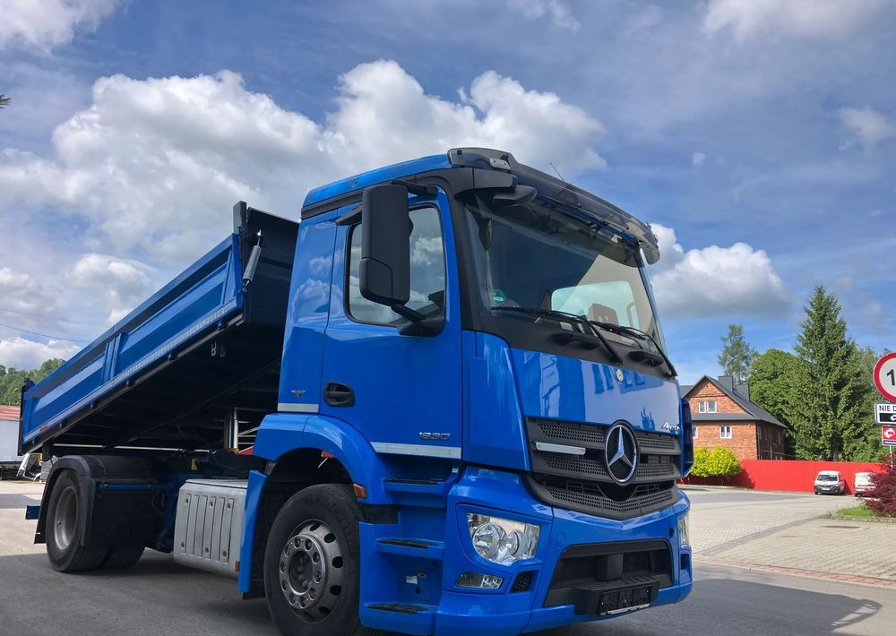 Mercedes-Benz ANTOS 1830 solidny kiper wywrotka blokada mostu - Самосвал камион: снимка 2 Mercedes-Benz ANTOS 1830 solidny kiper wywrotka blokada mostu - Самосвал камион: снимка 2