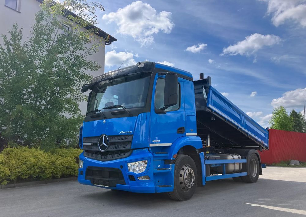 Mercedes-Benz ANTOS 1830 solidny kiper wywrotka blokada mostu - Самосвал камион: снимка 1 Mercedes-Benz ANTOS 1830 solidny kiper wywrotka blokada mostu - Самосвал камион: снимка 1