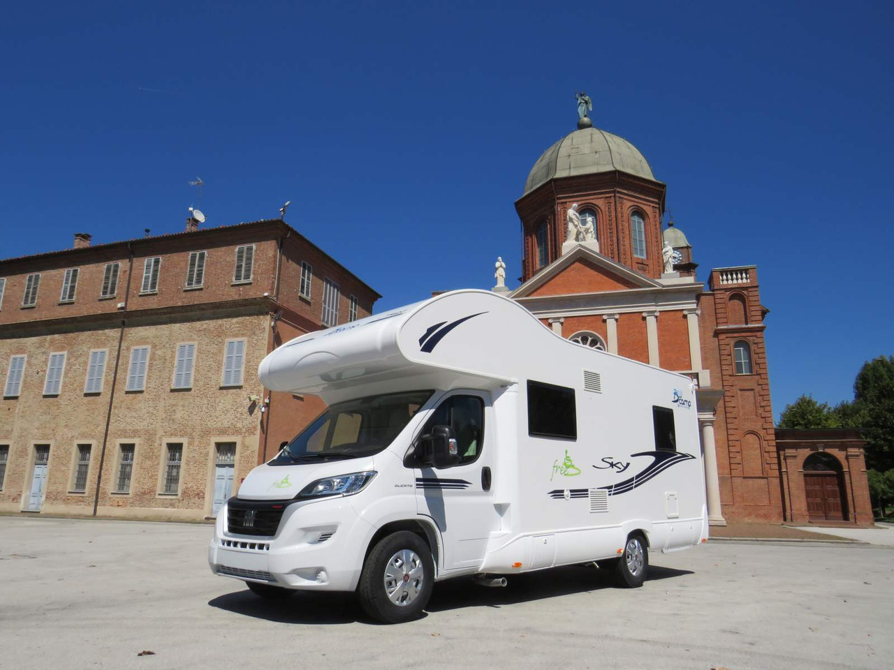 Fiat Ducato RETRACTABLE PLATFORM (300KG CAPACITY) - Алковен кемпер: снимка 1 Fiat Ducato RETRACTABLE PLATFORM (300KG CAPACITY) - Алковен кемпер: снимка 1