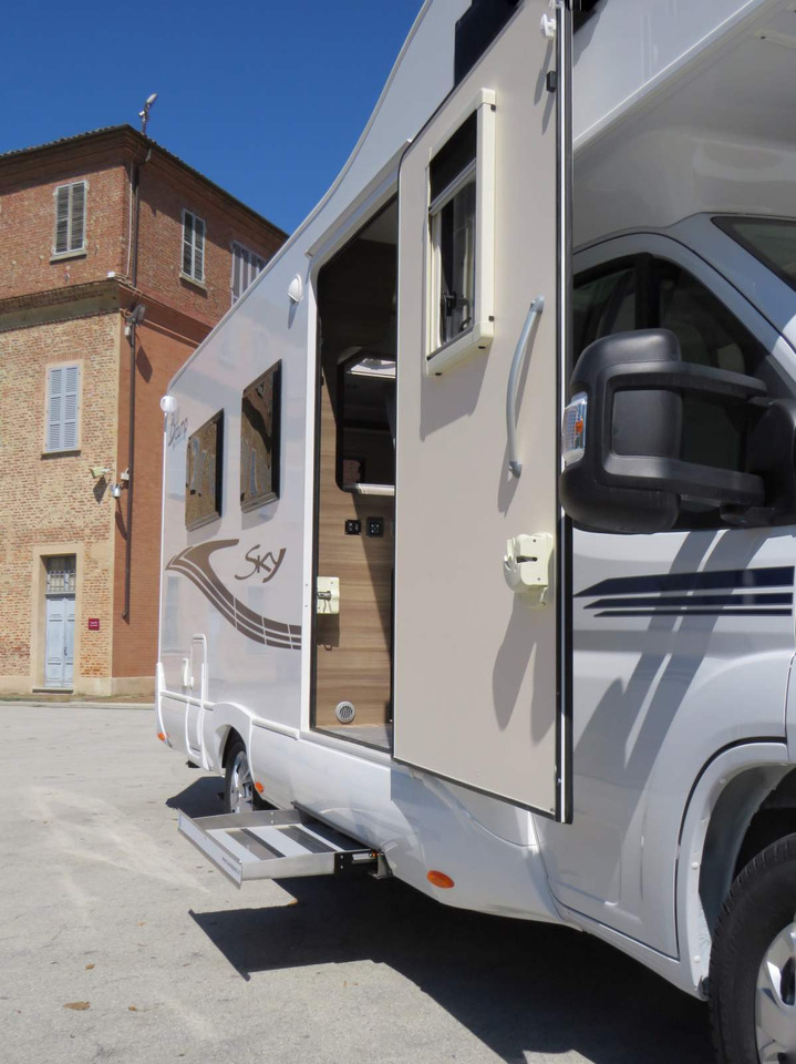Fiat Ducato RETRACTABLE PLATFORM (300KG CAPACITY) - Алковен кемпер: снимка 2 Fiat Ducato RETRACTABLE PLATFORM (300KG CAPACITY) - Алковен кемпер: снимка 2