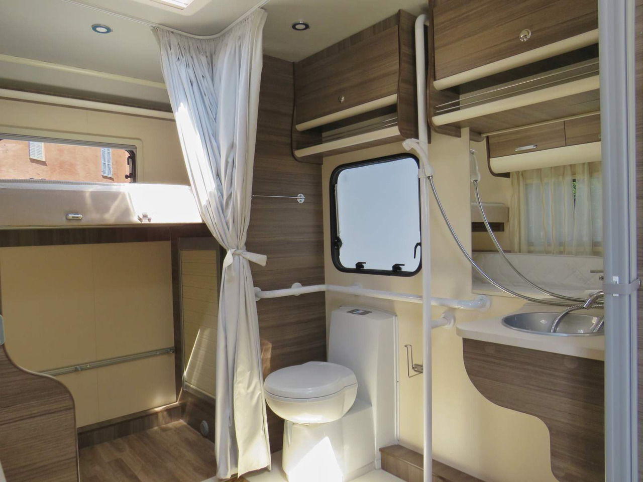 Fiat Ducato RETRACTABLE PLATFORM (300KG CAPACITY) - Алковен кемпер: снимка 3 Fiat Ducato RETRACTABLE PLATFORM (300KG CAPACITY) - Алковен кемпер: снимка 3