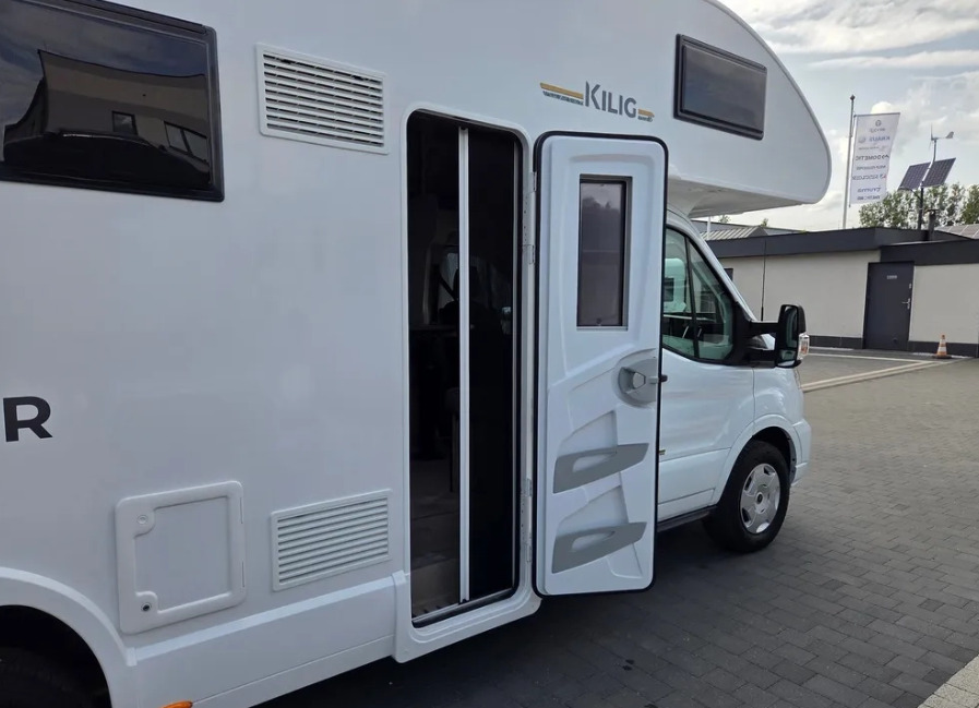 RIMOR Rimor KILIG 695 NEW Retrofitted 5-Passenger Winterized Camera Navigation - Кемпер ван: снимка 5 RIMOR Rimor KILIG 695 NEW Retrofitted 5-Passenger Winterized Camera Navigation - Кемпер ван: снимка 5