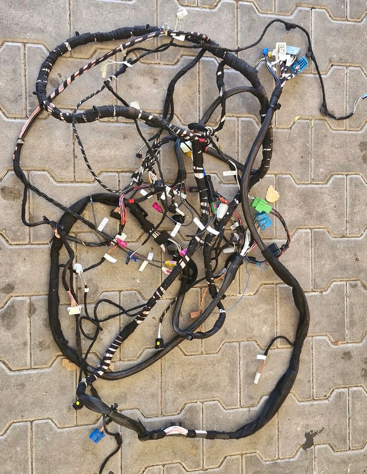 MAN TG3 TGX WIĄZKA INSTALACJA KONSOLI PÓŁKI GÓRNEJ - Електрическа система: снимка 1 MAN TG3 TGX WIĄZKA INSTALACJA KONSOLI PÓŁKI GÓRNEJ - Електрическа система: снимка 1