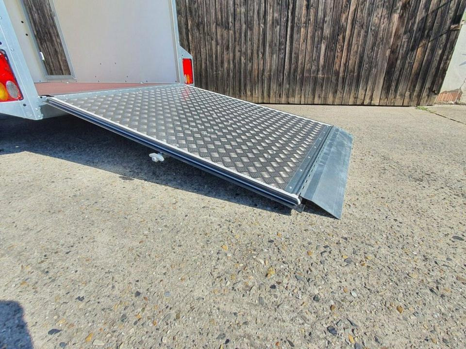 Böckmann PKW-Anhänger Koffer 1,35t Auffahrrampe Ladehöhe 42cm - Ремарке за кола: снимка 2 Böckmann PKW-Anhänger Koffer 1,35t Auffahrrampe Ladehöhe 42cm - Ремарке за кола: снимка 2