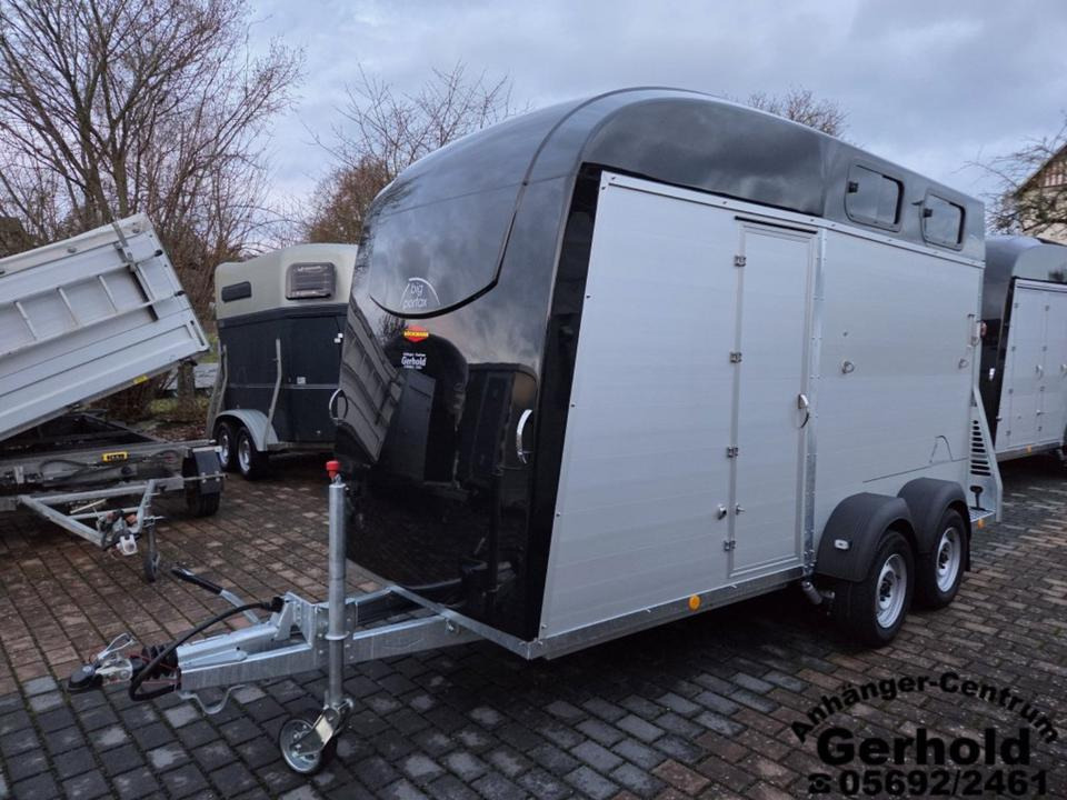 Böckmann Pferdeanhänger Big Portax WCF Vorb. Videokamera - Ремарке за коне: снимка 2 Böckmann Pferdeanhänger Big Portax WCF Vorb. Videokamera - Ремарке за коне: снимка 2