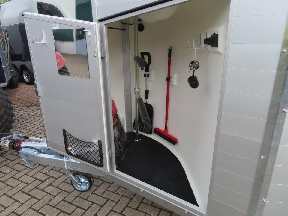 Böckmann Pferdeanhänger Champion R Flügeltür Saka. 100km/h - Ремарке за коне: снимка 4 Böckmann Pferdeanhänger Champion R Flügeltür Saka. 100km/h - Ремарке за коне: снимка 4