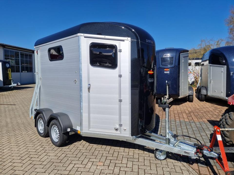 Pferdeanhänger Humbaur, Xanthos Aero, 100 km/h Sattelkammer - Ремарке за коне: снимка 1 Pferdeanhänger Humbaur, Xanthos Aero, 100 km/h Sattelkammer - Ремарке за коне: снимка 1