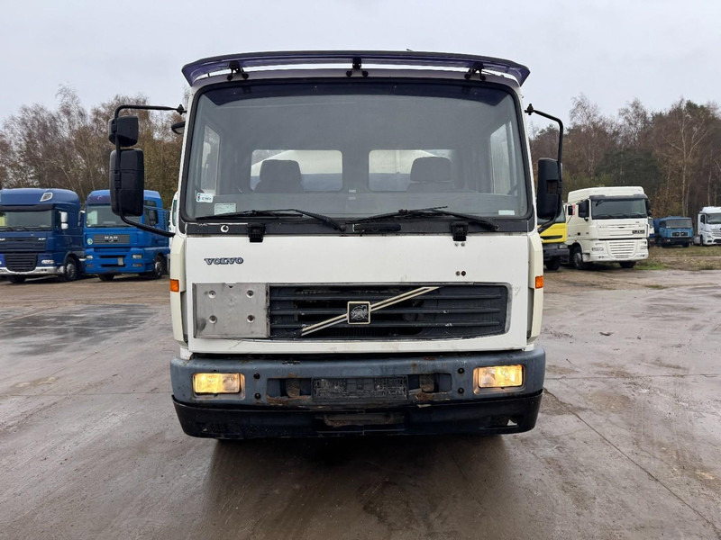 Volvo FL 6 - 220 (11000 L / 2 COMPARTMENTS / 18 TON / MANUAL GEARBOX / PERFECT) - Камион цистерна: снимка 2 Volvo FL 6 - 220 (11000 L / 2 COMPARTMENTS / 18 TON / MANUAL GEARBOX / PERFECT) - Камион цистерна: снимка 2