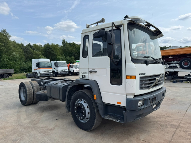 Volvo FL 6 - 220 (FULL STEEL SUSPENSION / MANUAL GEARBOX / PERFECT) - Шаси кабина: снимка 3 Volvo FL 6 - 220 (FULL STEEL SUSPENSION / MANUAL GEARBOX / PERFECT) - Шаси кабина: снимка 3