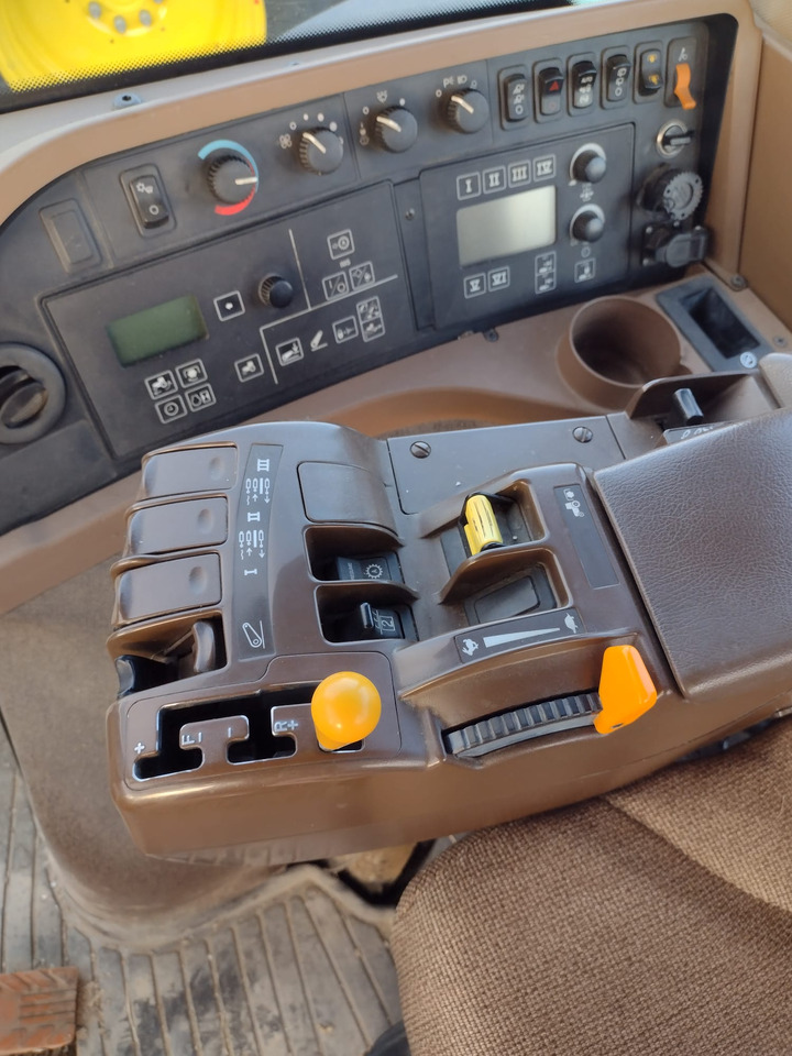 JOHN DEERE 8230 - Трактор: снимка 4 JOHN DEERE 8230 - Трактор: снимка 4