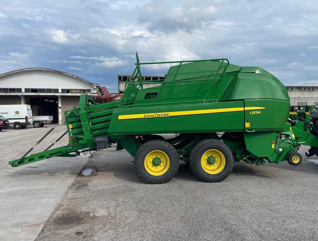 JOHN DEERE PRESSA L1534 - Сламопреса за квадратни бали: снимка 2 JOHN DEERE PRESSA L1534 - Сламопреса за квадратни бали: снимка 2