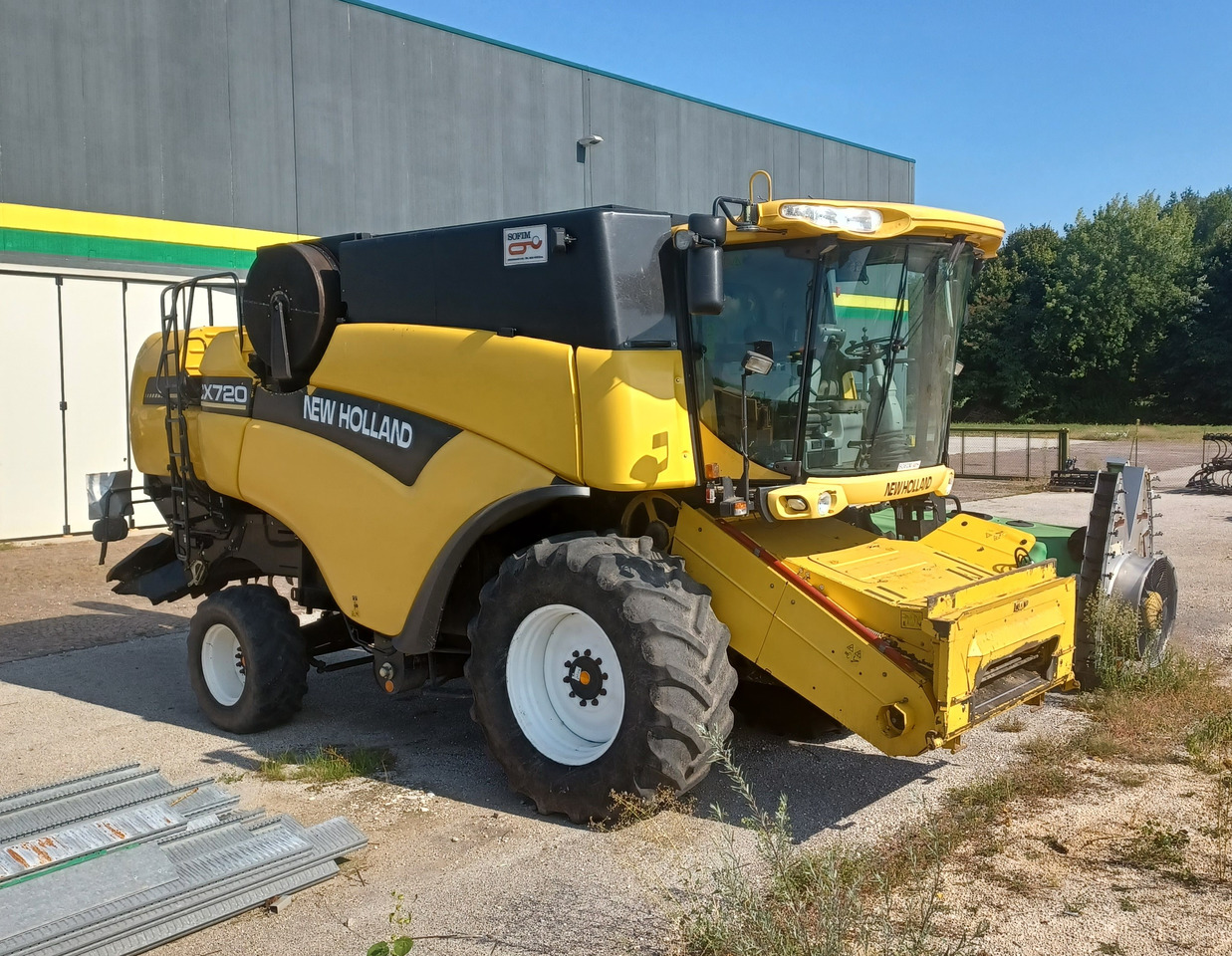 NEW HOLLAND MIETITREBBIA CX 720 - Зърнокомбайн: снимка 1 NEW HOLLAND MIETITREBBIA CX 720 - Зърнокомбайн: снимка 1