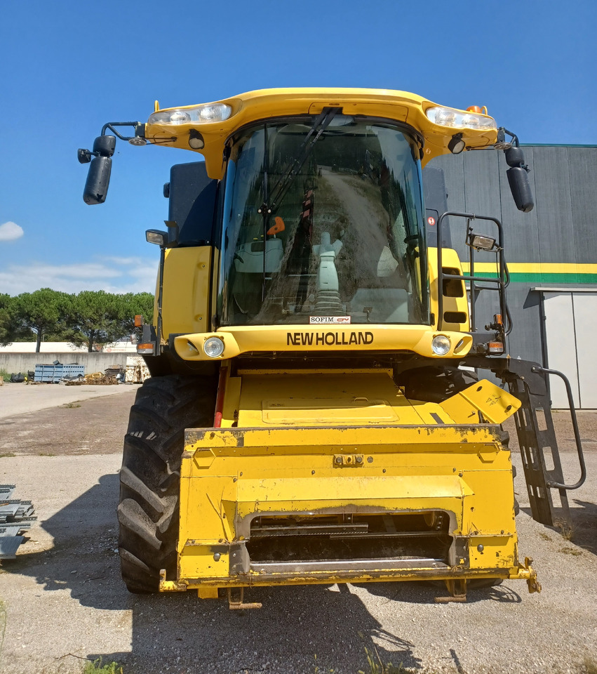 NEW HOLLAND MIETITREBBIA CX 720 - Зърнокомбайн: снимка 3 NEW HOLLAND MIETITREBBIA CX 720 - Зърнокомбайн: снимка 3