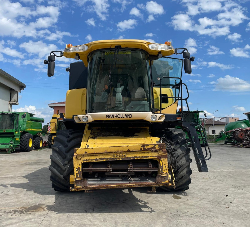 NEW HOLLAND MIETITREBBIA CX 8080 - Зърнокомбайн: снимка 3 NEW HOLLAND MIETITREBBIA CX 8080 - Зърнокомбайн: снимка 3