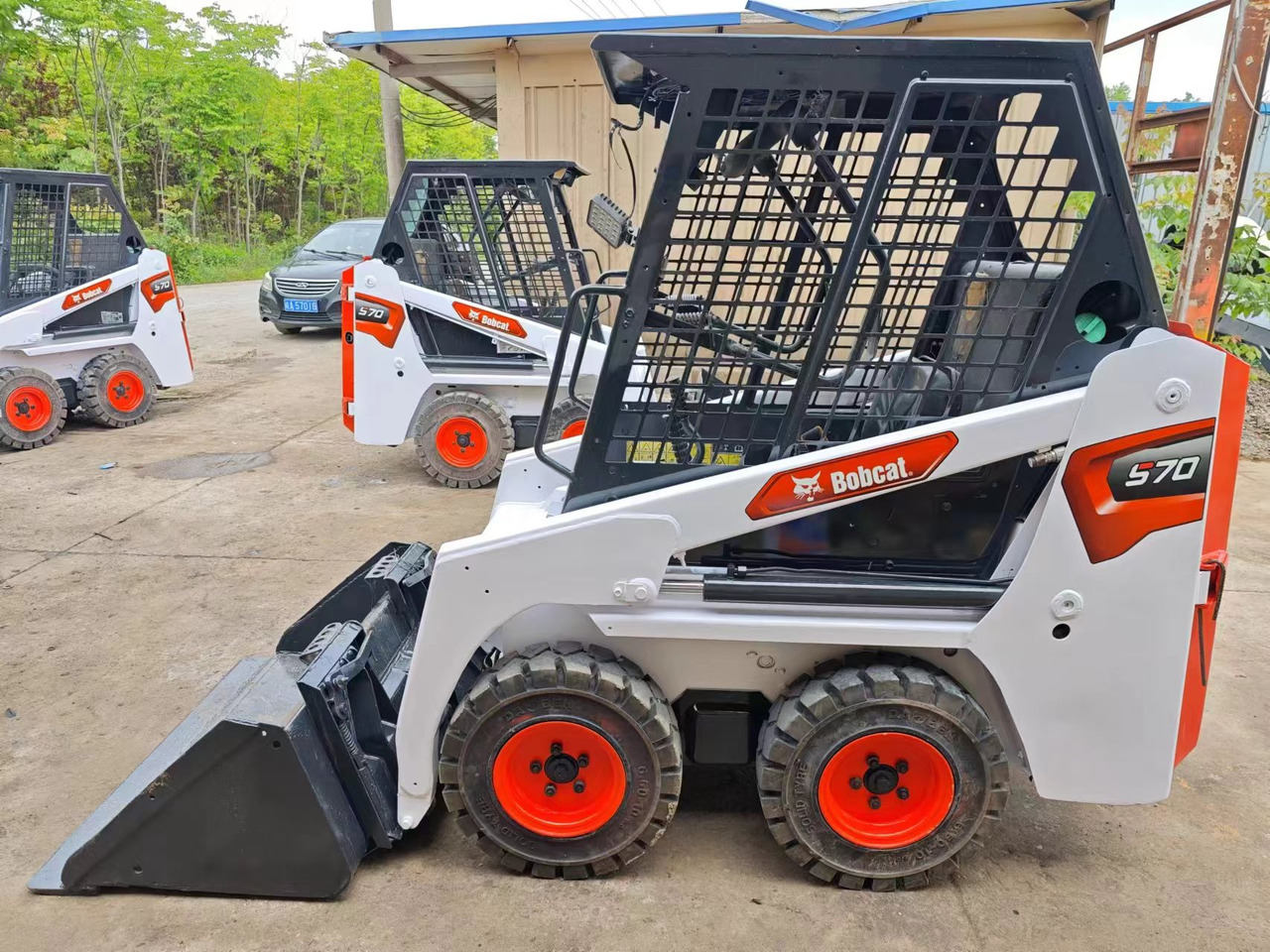 BOBCAT S70 - Мини челен товарач: снимка 1 BOBCAT S70 - Мини челен товарач: снимка 1