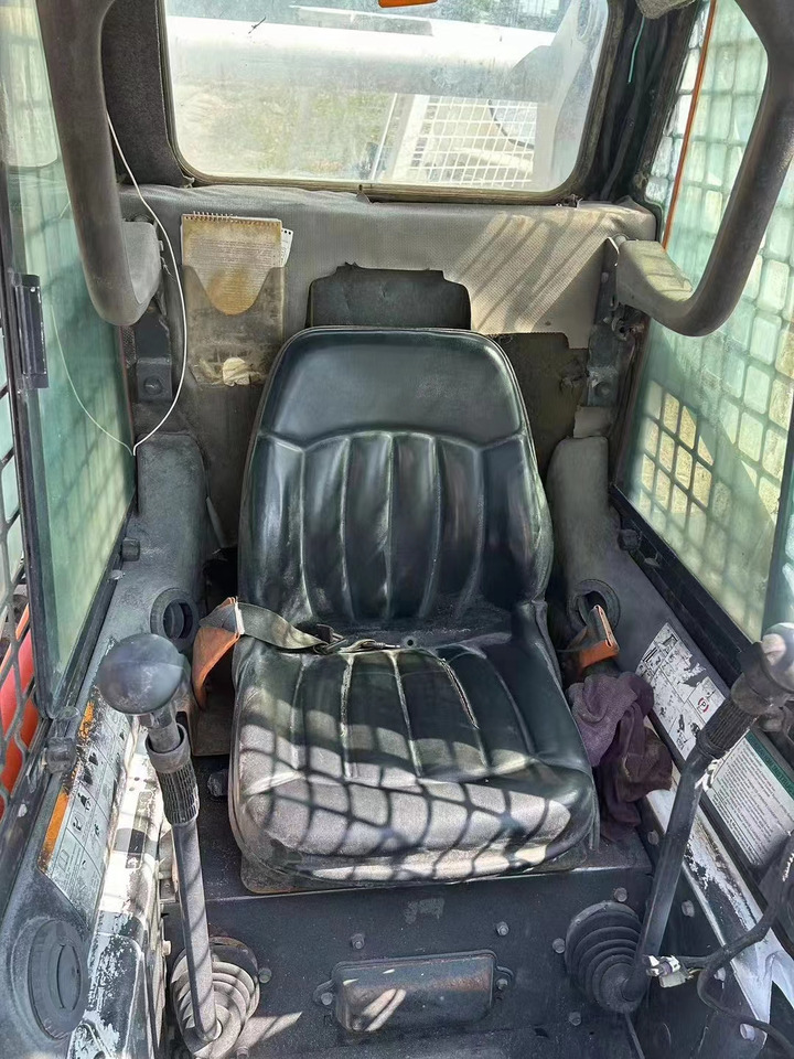 BOBCAT s300 - Мини челен товарач: снимка 5 BOBCAT s300 - Мини челен товарач: снимка 5