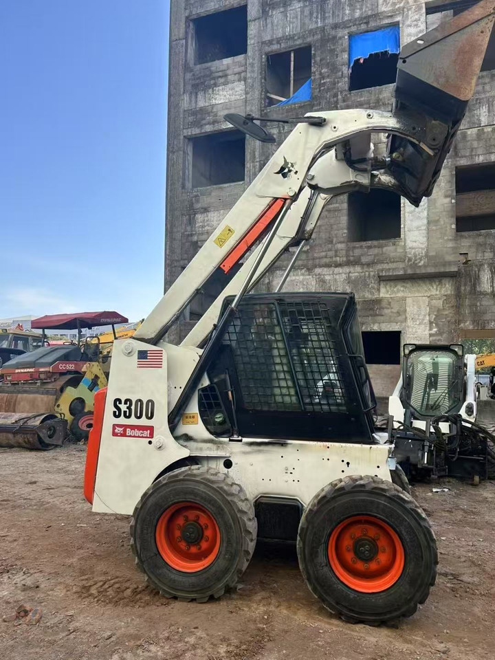 BOBCAT s300 - Мини челен товарач: снимка 1 BOBCAT s300 - Мини челен товарач: снимка 1