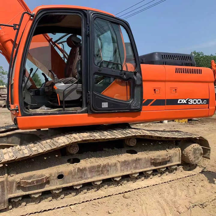 Used Digger DOOSAN DX300 Construction Machinery Construction Digger Used DOOSAN DX300 Cheap Excavator - Верижен багер: снимка 1 Used Digger DOOSAN DX300 Construction Machinery Construction Digger Used DOOSAN DX300 Cheap Excavator - Верижен багер: снимка 1