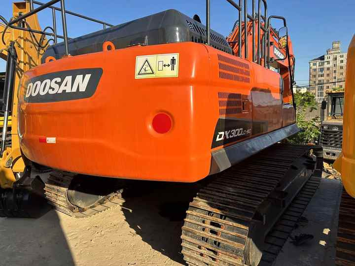 Used Digger DOOSAN DX300 Construction Machinery Construction Digger Used DOOSAN DX300 Cheap Excavator - Верижен багер: снимка 4 Used Digger DOOSAN DX300 Construction Machinery Construction Digger Used DOOSAN DX300 Cheap Excavator - Верижен багер: снимка 4