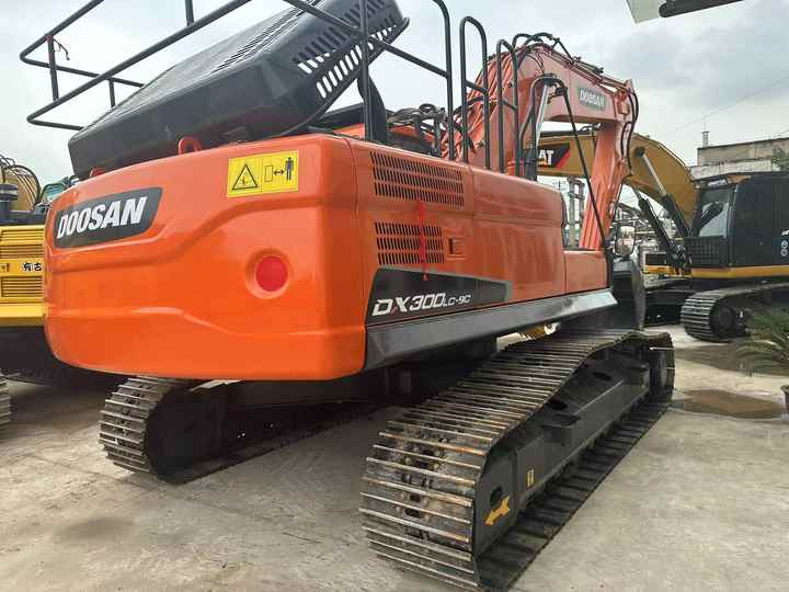 Used Digger DOOSAN DX300 Construction Machinery Construction Digger Used DOOSAN DX300 Cheap Excavator - Верижен багер: снимка 2 Used Digger DOOSAN DX300 Construction Machinery Construction Digger Used DOOSAN DX300 Cheap Excavator - Верижен багер: снимка 2
