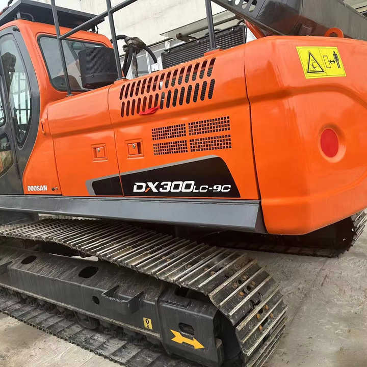 Used Digger DOOSAN DX300 Construction Machinery Construction Digger Used DOOSAN DX300 Cheap Excavator - Верижен багер: снимка 1 Used Digger DOOSAN DX300 Construction Machinery Construction Digger Used DOOSAN DX300 Cheap Excavator - Верижен багер: снимка 1