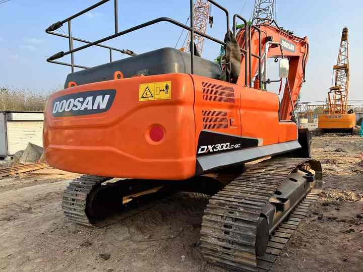 Used Digger DOOSAN DX300 Construction Machinery Construction Digger Used DOOSAN DX300 Cheap Excavator - Верижен багер: снимка 3 Used Digger DOOSAN DX300 Construction Machinery Construction Digger Used DOOSAN DX300 Cheap Excavator - Верижен багер: снимка 3