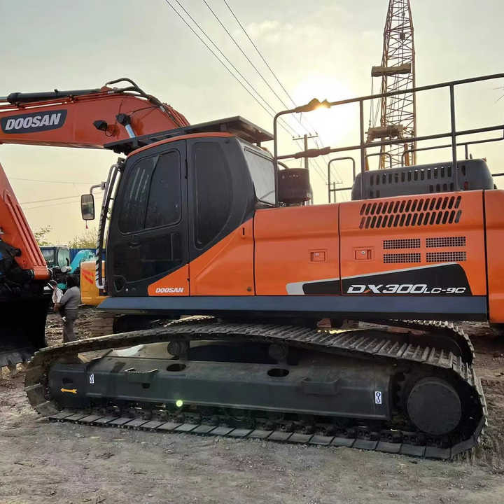 Used Digger DOOSAN DX300 Construction Machinery Construction Digger Used DOOSAN DX300 Cheap Excavator - Верижен багер: снимка 1 Used Digger DOOSAN DX300 Construction Machinery Construction Digger Used DOOSAN DX300 Cheap Excavator - Верижен багер: снимка 1