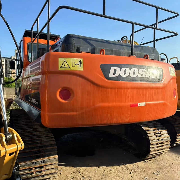 Used Digger DOOSAN DX300 Construction Machinery Construction Digger Used DOOSAN DX300 Cheap Excavator - Верижен багер: снимка 1 Used Digger DOOSAN DX300 Construction Machinery Construction Digger Used DOOSAN DX300 Cheap Excavator - Верижен багер: снимка 1
