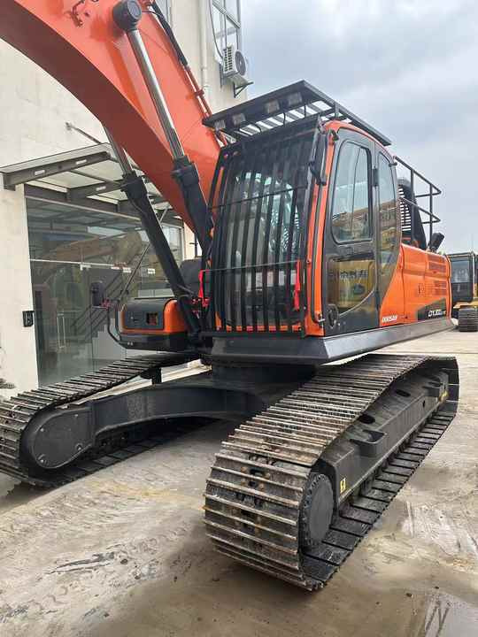 Used Digger DOOSAN DX300 Construction Machinery Construction Digger Used DOOSAN DX300 Cheap Excavator - Верижен багер: снимка 4 Used Digger DOOSAN DX300 Construction Machinery Construction Digger Used DOOSAN DX300 Cheap Excavator - Верижен багер: снимка 4