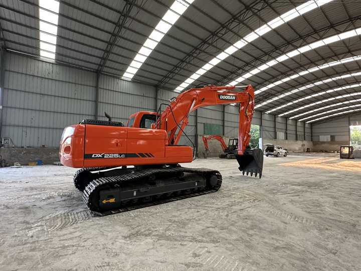 Used Digger Doosan DX225LC-9T Construction Machinery Construction Digger Used Doosan DX225LC-9T Cheap Excavator - Верижен багер: снимка 5 Used Digger Doosan DX225LC-9T Construction Machinery Construction Digger Used Doosan DX225LC-9T Cheap Excavator - Верижен багер: снимка 5