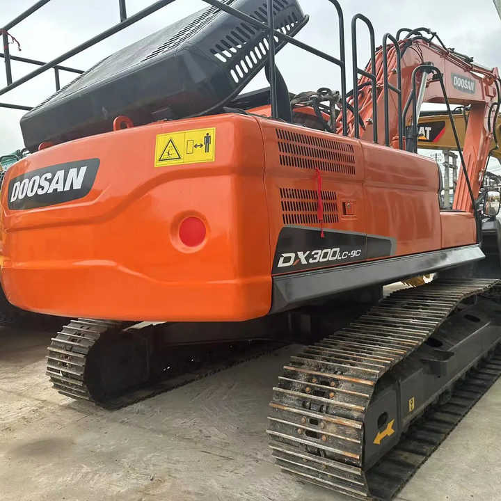 Used Excavator Doosan DX300 Excavators Mini Equipment Earth Moving Machinery Doosan Digger Excavator for Sale - Верижен багер: снимка 2 Used Excavator Doosan DX300 Excavators Mini Equipment Earth Moving Machinery Doosan Digger Excavator for Sale - Верижен багер: снимка 2