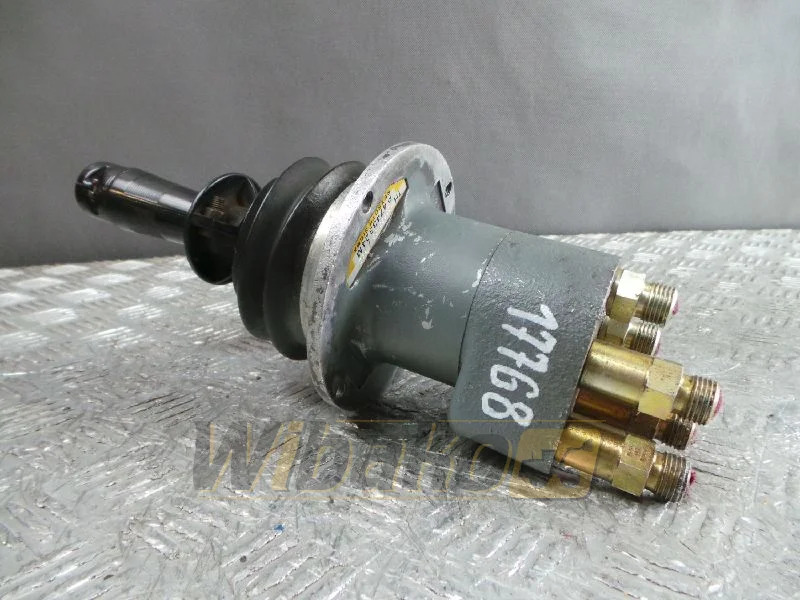 Case 1088 P4743324M - Хидравличен клапан за Строителна техника: снимка 1 Case 1088 P4743324M - Хидравличен клапан за Строителна техника: снимка 1