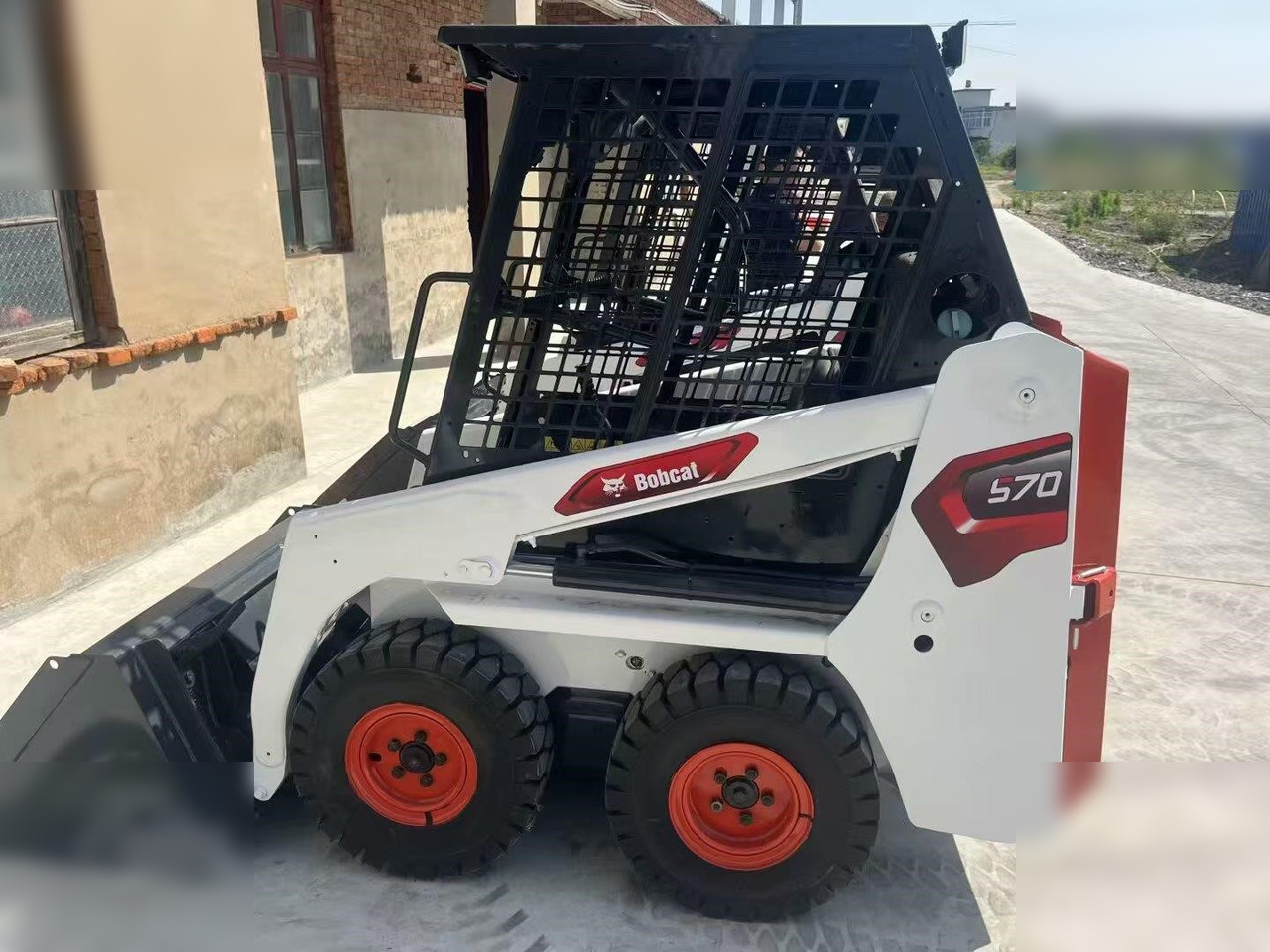 BOBCAT S70 - Мини челен товарач: снимка 1 BOBCAT S70 - Мини челен товарач: снимка 1