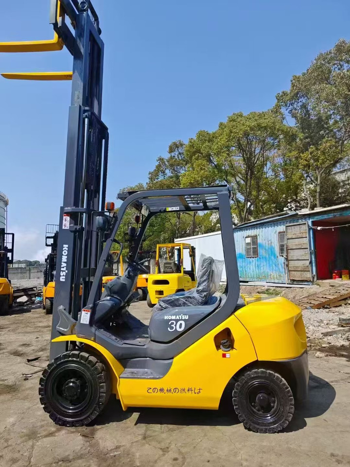 KOMATSU 3-ton - Вертикална работна платформа: снимка 1 KOMATSU 3-ton - Вертикална работна платформа: снимка 1