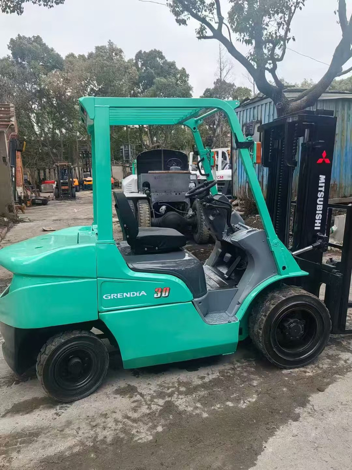 MITSUBISHI 3-ton - Вертикална работна платформа: снимка 2 MITSUBISHI 3-ton - Вертикална работна платформа: снимка 2