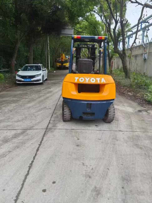 TOYATA 5-TON - Вертикална работна платформа: снимка 2 TOYATA 5-TON - Вертикална работна платформа: снимка 2