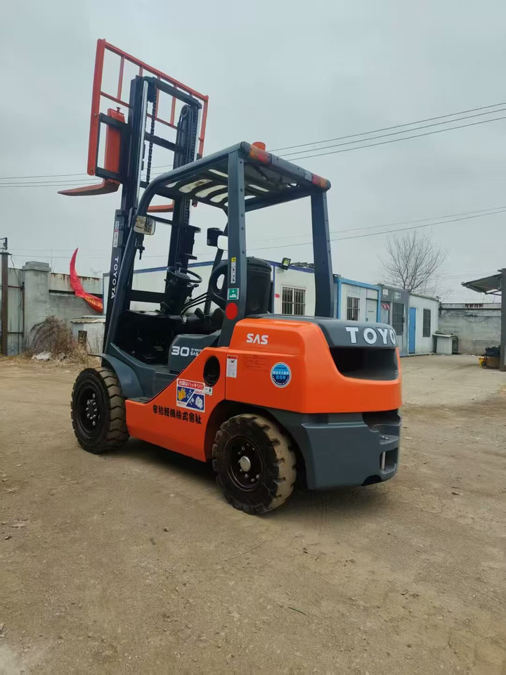 Toyata 3-ton - Вертикална работна платформа: снимка 2 Toyata 3-ton - Вертикална работна платформа: снимка 2